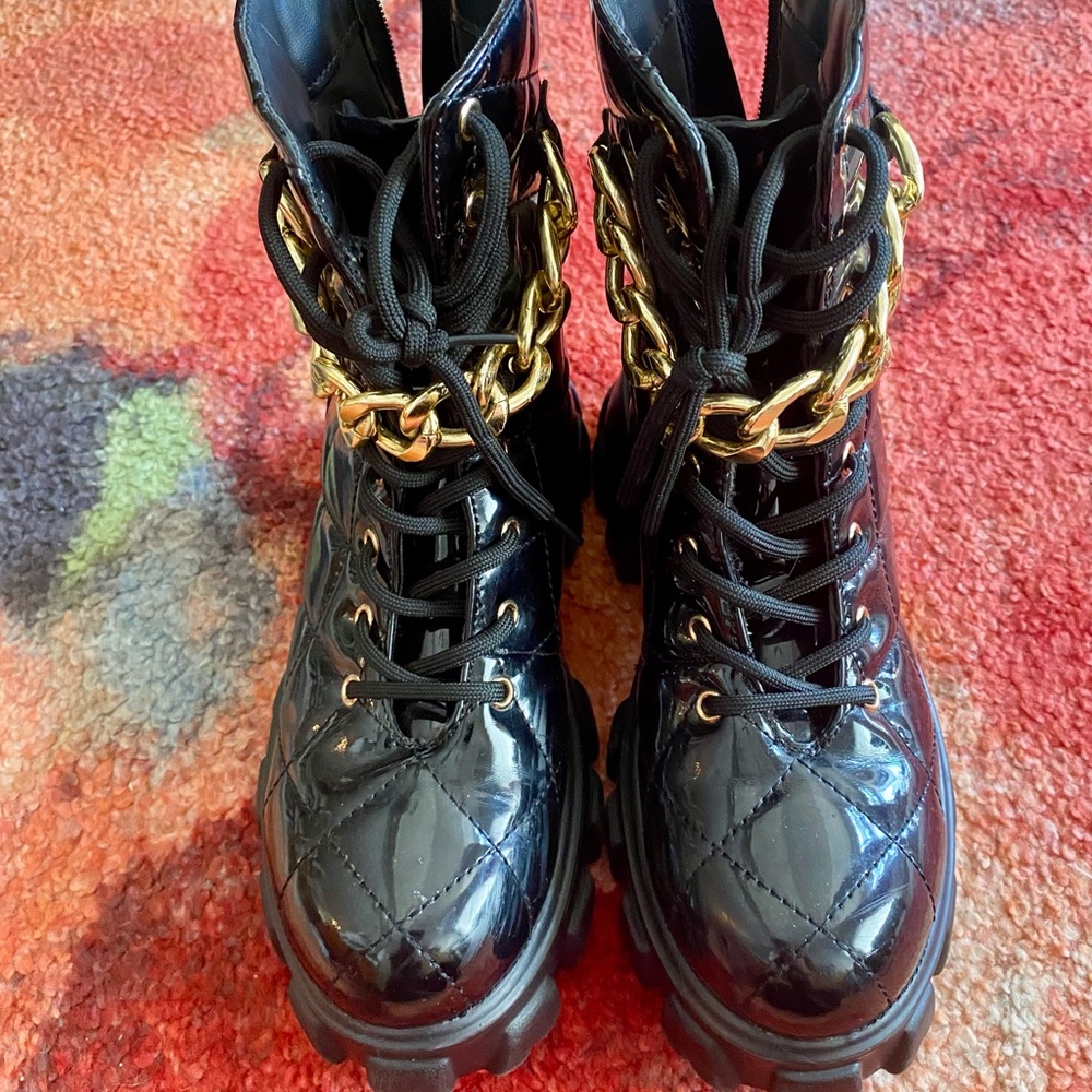 Unique Boots - Picture 2 of 5